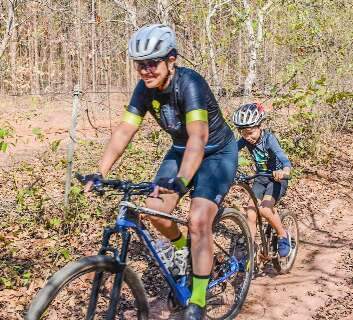 Aos 8 anos, Theo ser&aacute; 1&ordf; crian&ccedil;a a competir no Brasil Ride com &quot;bike carona&quot;
