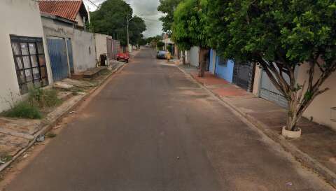 Homem &eacute; baleado ao tentar pegar arma de policial durante abordagem 