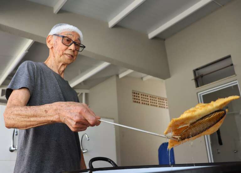 Aos 80 anos, Leizo tem receita de pastel e faz 100 kg de massa por dia