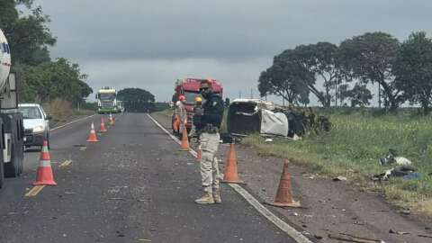  Um morre e dois ficam feridos em acidente entre picape e caminh&atilde;o