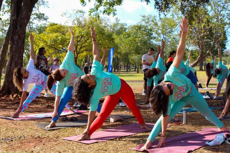 Festival gratuito celebra o Dia Internacional do Yoga no parque