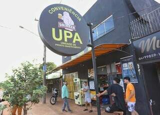 Conveni&ecirc;ncia &#039;UPA&#039; faz sucesso com trocadilho e costel&atilde;o aos domingos 