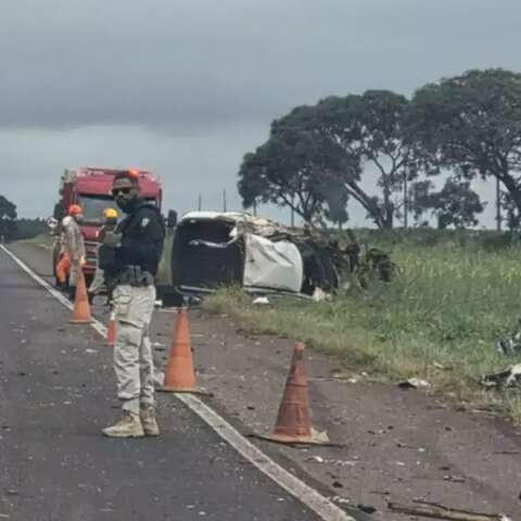 Motorista morre e 2 ficam feridos ap&oacute;s picape invadir pista e bater em caminh&atilde;o