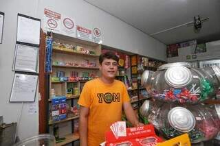 Conveni&ecirc;ncia &#039;UPA&#039; faz sucesso com trocadilho e costel&atilde;o aos domingos 