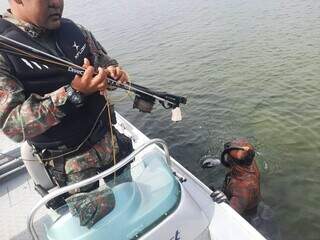 Mergulhador com arp&atilde;o &eacute; multado por pesca ilegal na divisa com SP