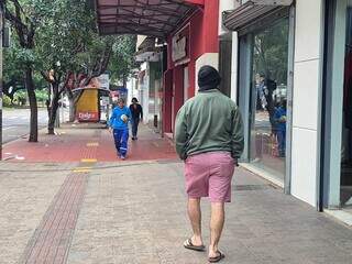 Nevoeiro assusta na Capital, mas alguns encaram "frio" de bermuda e chinelo Nevoeiro assusta na Capital, mas alguns encaram "frio" de bermuda e chinelo