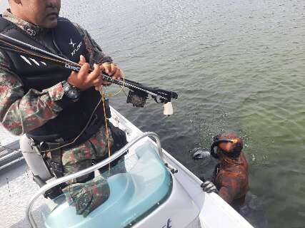 Mergulhador com arp&atilde;o &eacute; multado por pesca ilegal na divisa com SP