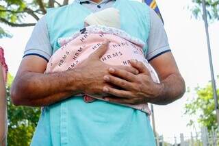 Meirieli sobreviveu para ter o filho nos bra&ccedil;os 10 dias ap&oacute;s o parto
