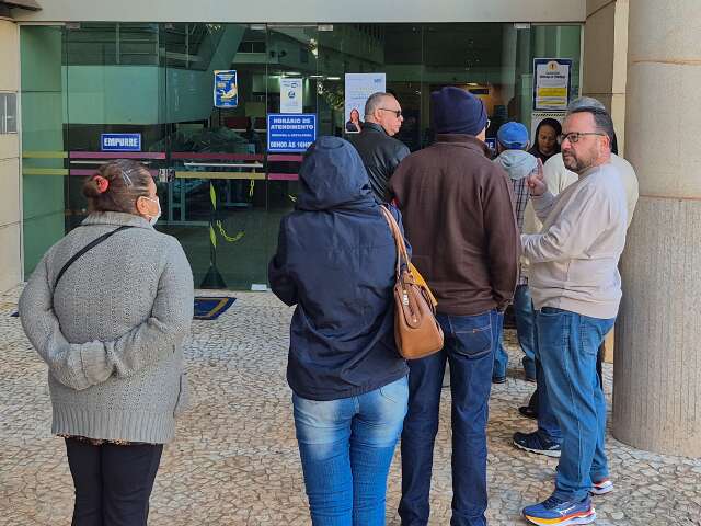 Contribuinte enfrenta frio de 11&ordm;C e chega cedo para negociar d&iacute;vida no Refis