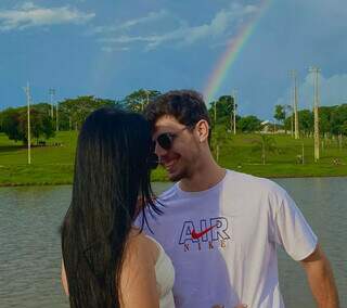 Sem vergonha de ser brega, Matheus anda com a cara da noiva na roupa