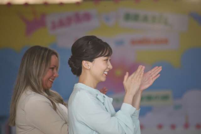 Princesa Kako visita escola com ra&iacute;zes nip&ocirc;nicas e cumprimenta descendentes 