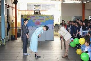 Princesa Kako visita escola com ra&iacute;zes nip&ocirc;nicas e cumprimenta descendentes 