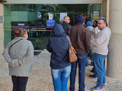 Contribuinte enfrenta frio de 11&ordm;C e chega cedo para negociar d&iacute;vida no Refis
