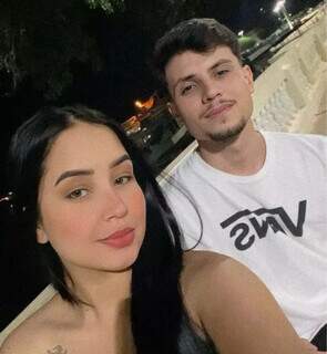 Sem vergonha de ser brega, Matheus anda com a cara da noiva na roupa
