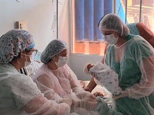 Meirieli sobreviveu para ter o filho nos bra&ccedil;os 10 dias ap&oacute;s o parto