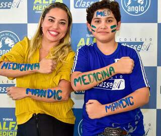 M&atilde;e e filho de 13 anos s&atilde;o aprovados juntos em vestibular de Medicina