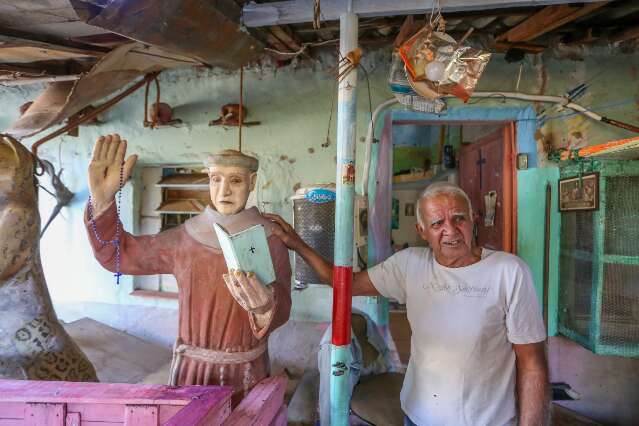Artista que fez Preto Velho em pra&ccedil;a j&aacute; esculpiu Jesus e santo de 2 metros