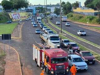 Detenta cai de viaduto da UFMS e tr&acirc;nsito fica tumultuado na Av. Costa e Silva