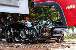 Em alta velocidade, carro bate em árvore e tem motor arrancado em cruzamento Em alta velocidade, carro bate em árvore e tem motor arrancado em cruzamento