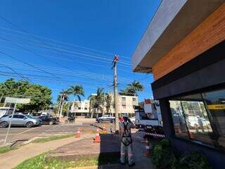 Bal&atilde;o enroscado em fios interrompe fornecimento de energia na regi&atilde;o central