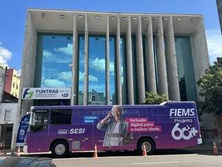 Aula de WhatsApp e mais: &ocirc;nibus vai ensinar tecnologias simples a idosos