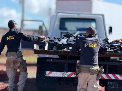 Dupla abandona carreta com muni&ccedil;&otilde;es de fuzil e tonelada de maconha