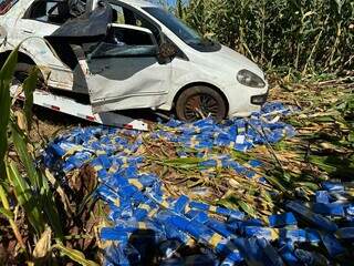 Carga de maconha é abandonada em carro capotado na MS-164 Carga de maconha é abandonada em carro capotado na MS-164