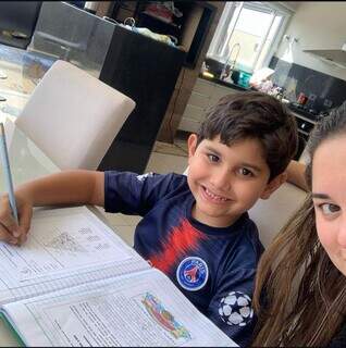M&atilde;e e filho de 13 anos s&atilde;o aprovados juntos em vestibular de Medicina