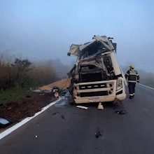 Densa neblina causa colis&atilde;o frontal entre carretas na MS-276