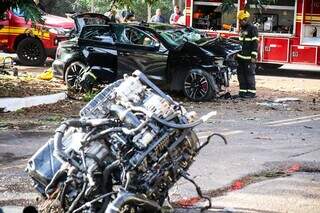 Em alta velocidade, carro bate em árvore e tem motor arrancado em cruzamento Em alta velocidade, carro bate em árvore e tem motor arrancado em cruzamento