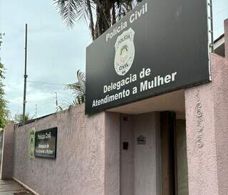 Lutador de MMA que perseguia a ex &eacute; preso em frente &agrave; delegacia