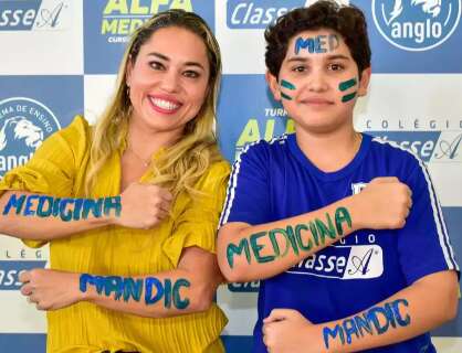 M&atilde;e e filho de 13 anos s&atilde;o aprovados juntos em vestibular de Medicina