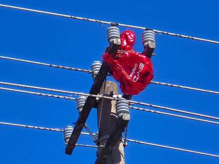 Bal&atilde;o enroscado em fios interrompe fornecimento de energia na regi&atilde;o central