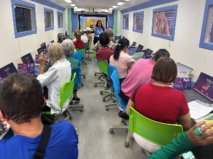 Aula de WhatsApp e mais: &ocirc;nibus vai ensinar tecnologias simples a idosos