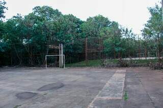 Obra milionária, parque inacabado há 14 anos vira abrigo e depósito de lixo Obra milionária, parque inacabado há 14 anos vira abrigo e depósito de lixo