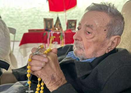 Promessa de av&oacute; em p&eacute; de manga re&uacute;ne fam&iacute;lia h&aacute; quase 100 anos