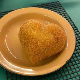 Padaria serve coxinha em formato de cora&ccedil;&atilde;o no Dia dos Namorados
