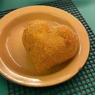 Padaria serve coxinha em formato de coração no Dia dos Namorados