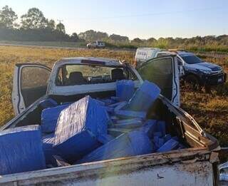 Camionete é abandonada capotada com 145 munições e 600 kg de droga Camionete é abandonada capotada com 145 munições e 600 kg de droga