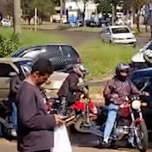 &Oacute;leo na pista provoca queda de motociclistas e tumultua tr&acirc;nsito na Gunter Hans