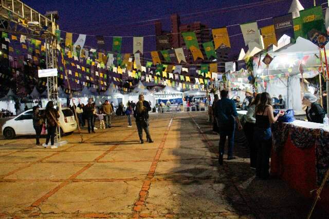 Comidas t&iacute;picas e quadrilha animam abertura do Arraial de Santo Ant&ocirc;nio