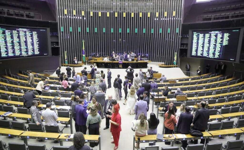 Projeto permite que deputados acumulem aposentadoria e sal&aacute;rio de mandato