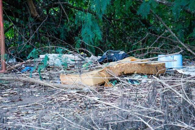 Obra milion&aacute;ria, parque inacabado h&aacute; 14 anos vira abrigo e dep&oacute;sito de lixo