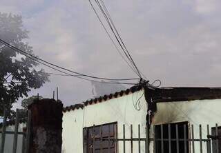 Moradores s&atilde;o socorridos em inc&ecirc;ndio que destruiu casa 