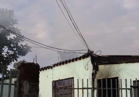 Moradores s&atilde;o socorridos em inc&ecirc;ndio que destruiu casa 
