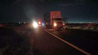 Motociclista morre após invadir pista e bater em caminhão na rodovia Motociclista morre após invadir pista e bater em caminhão na rodovia