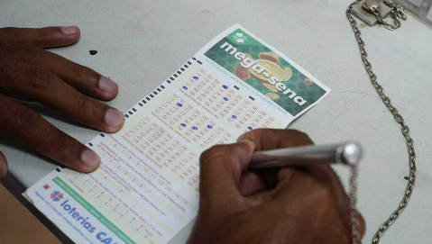 Acumulada, Mega-Sena pode pagar at&eacute; R$ 100 milh&otilde;es neste s&aacute;bado