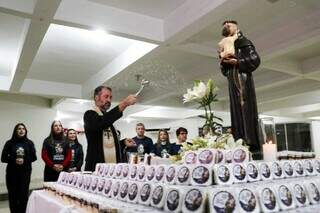 Seja por f&eacute; ou divers&atilde;o, fi&eacute;is buscam em Santo Ant&ocirc;nio ajuda para um novo amor