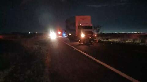 Motociclista morre ap&oacute;s invadir pista e bater em caminh&atilde;o na rodovia