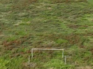 Visto de cima, Moren&atilde;o &eacute; todo abandono: do campo tomado pelo mato ao placar 